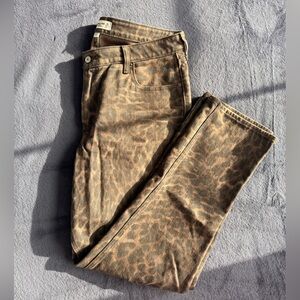Abercrombie & Fitch Curve Love Mid Rise 90s Straight Fit Leopard Print Jeans